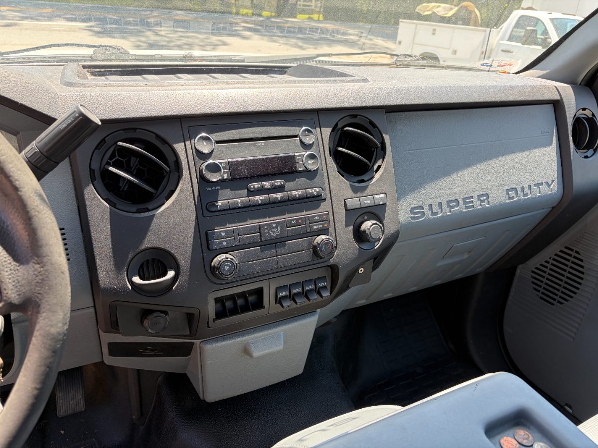 2015 Ford F-550 - Photo 12