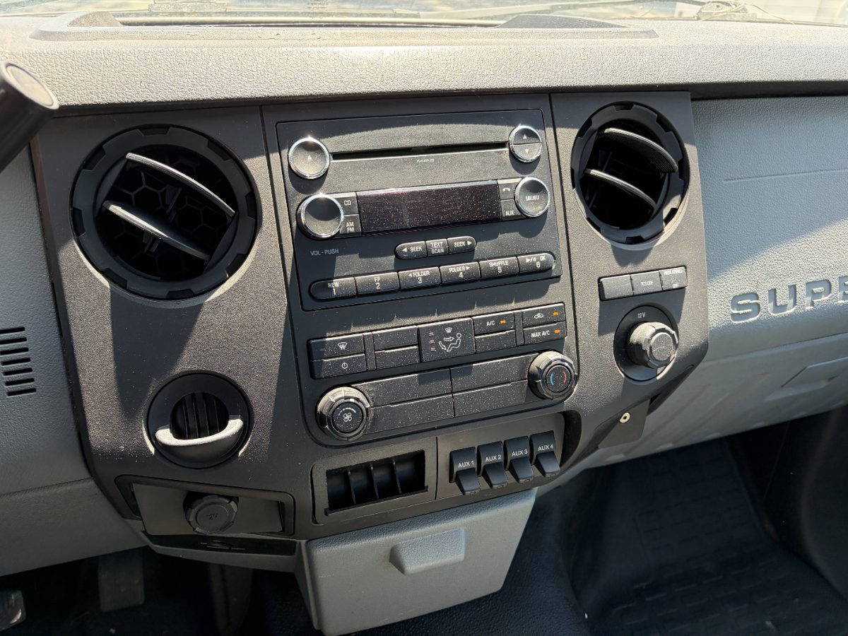 2015 Ford F-550 - Photo 15