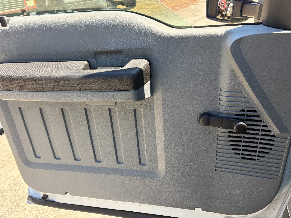 2015 Ford F-550 - Photo 16