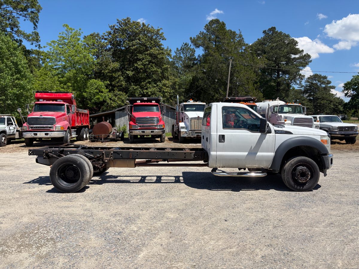 2015 Ford F-550 - Photo 8