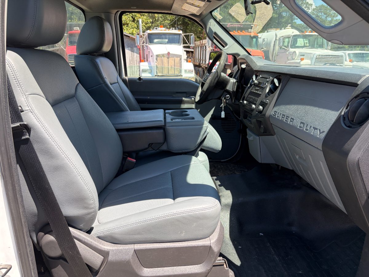 2015 Ford F-550 - Photo 9