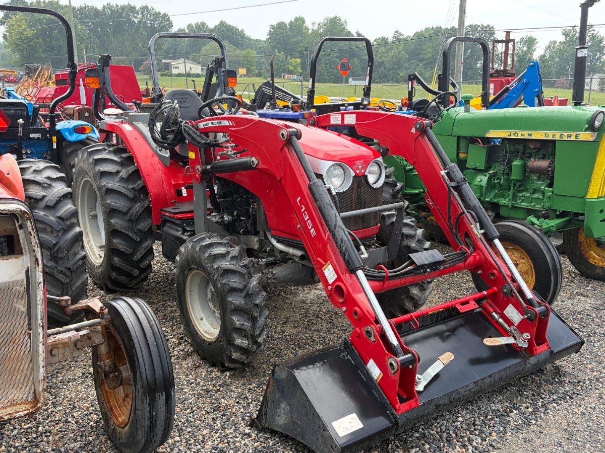 2018 Massey Ferguson 2705E