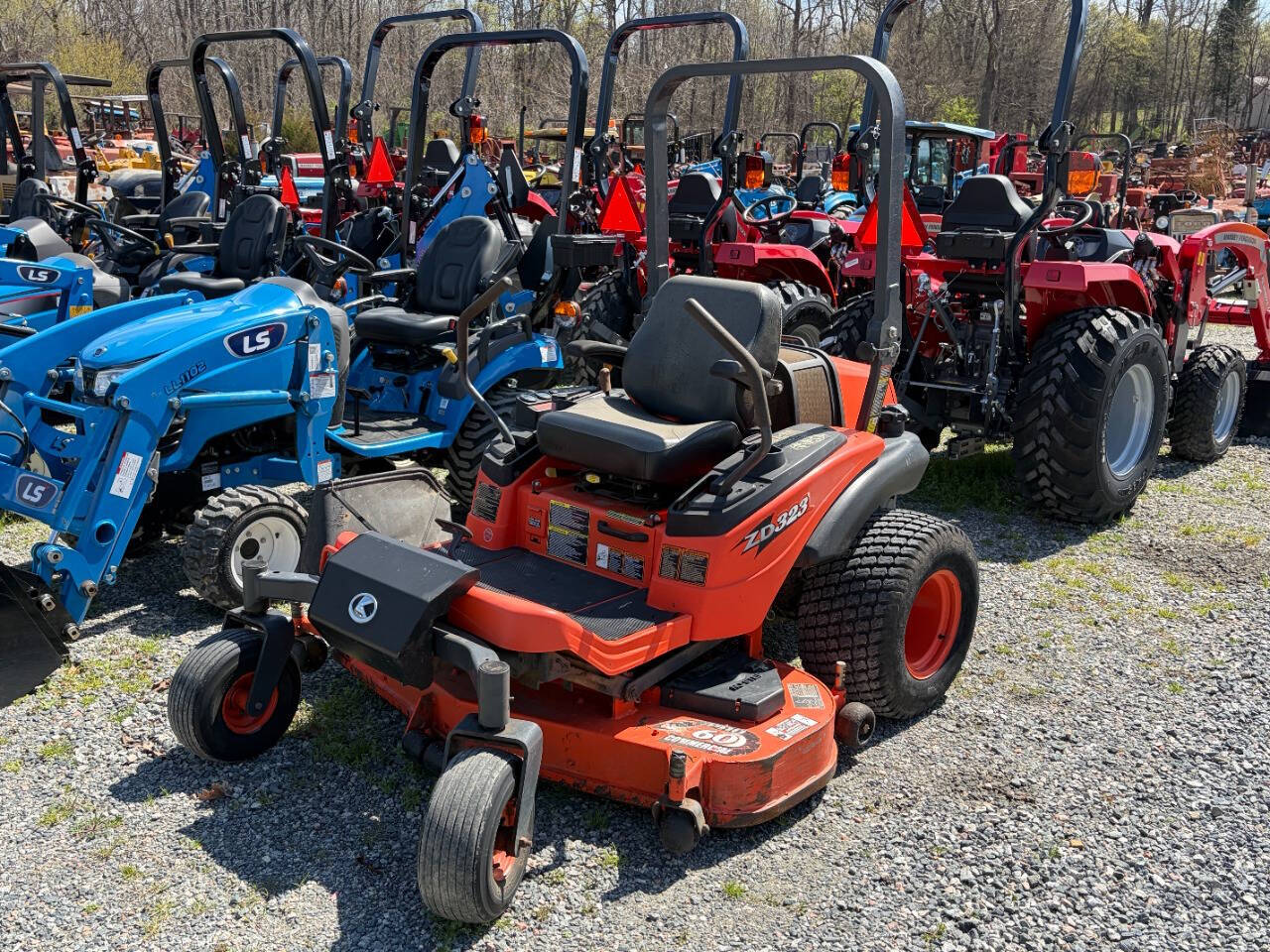 Kubota Zd323