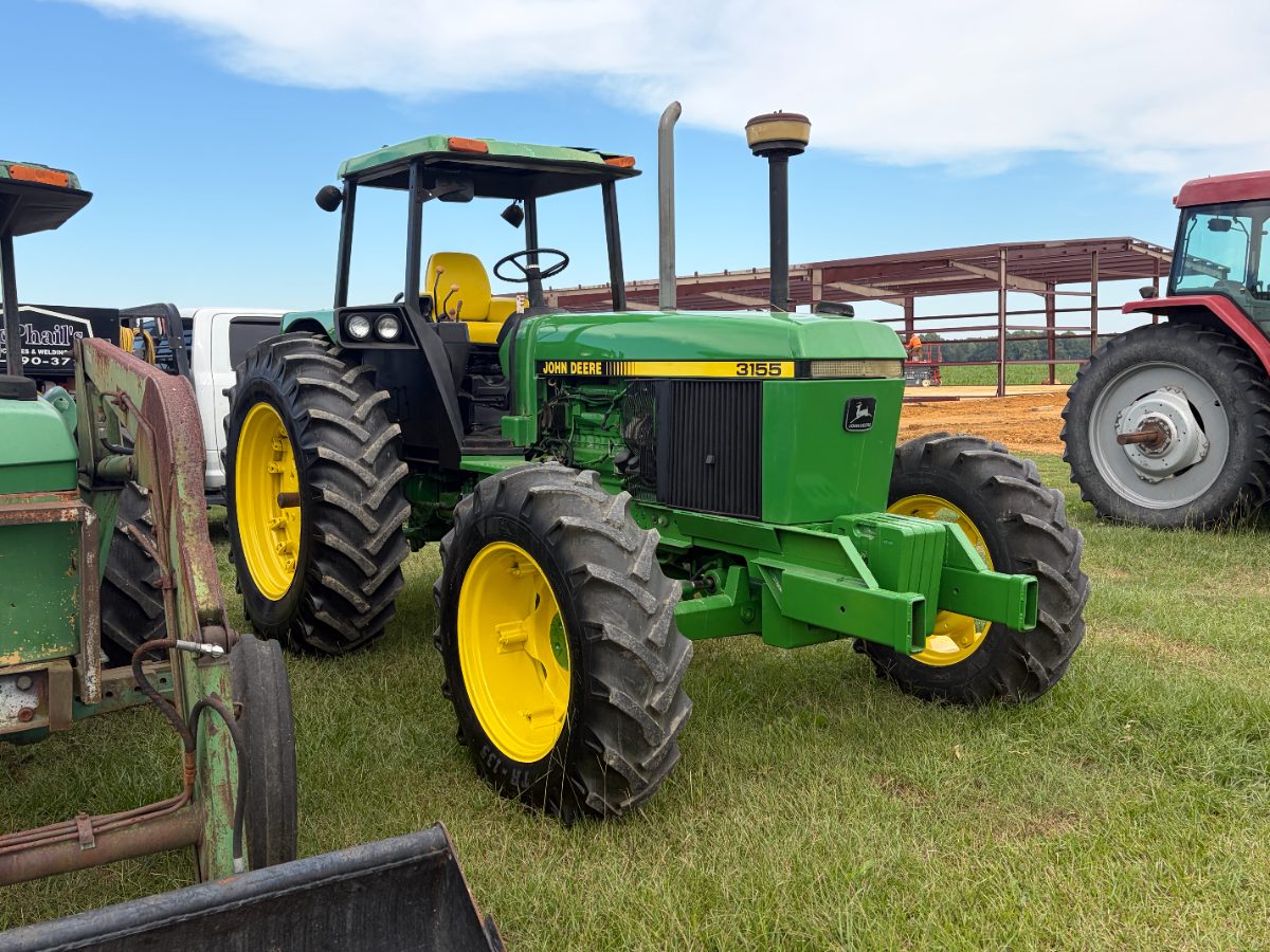 John Deere 3155